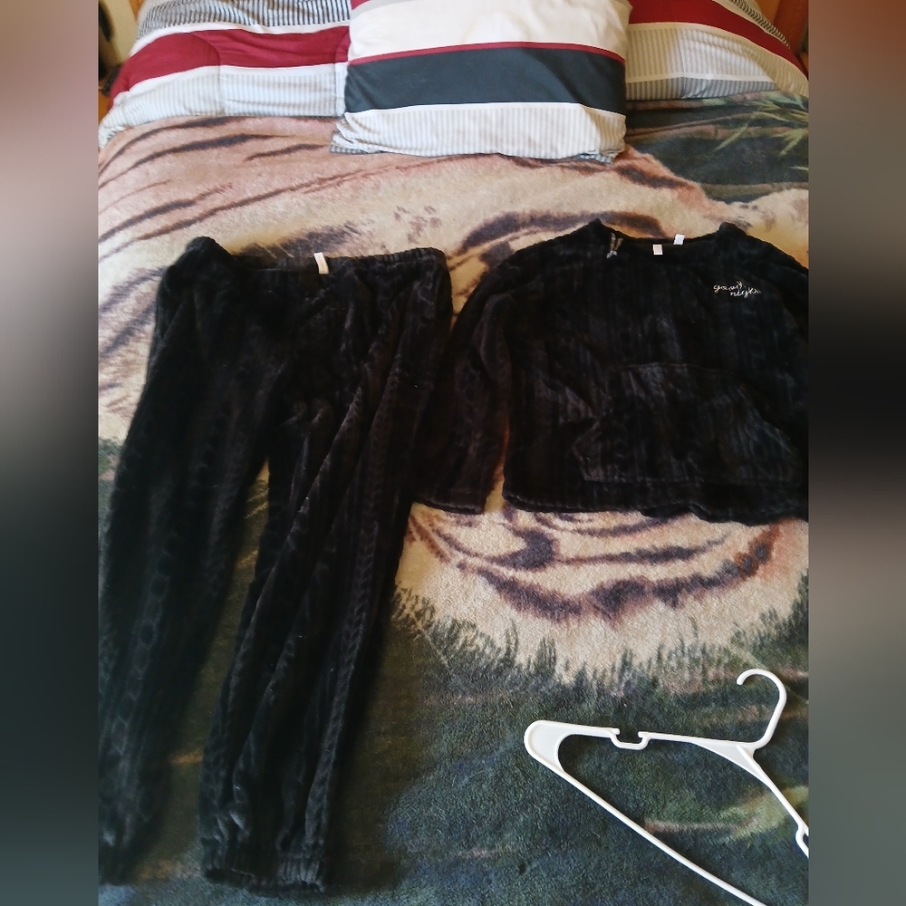 Cozy Black Plush Two-Piece Loungewear Set